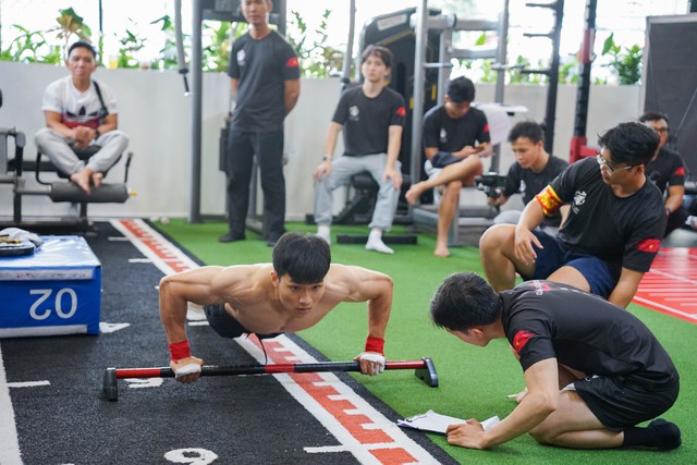 Chàng trai 6 năm tập thể hình ngoài đường phố vô địch cuộc thi sức bền - Ảnh 2.