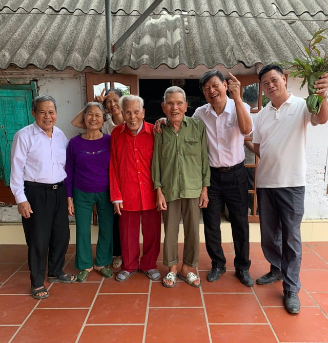 Cụ &ocirc;ng 102 tuổi đi hơn 200 km thăm em trai, gặp lại sau 3 năm xa c&aacute;ch - Ảnh 1.