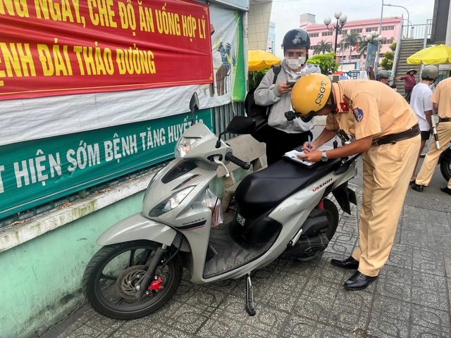 15 ph&uacute;t, hơn 100 xe m&aacute;y đi tr&ecirc;n vỉa h&egrave; Quang Trung bị CSGT TP.HCM phạt nguội- Ảnh 2.