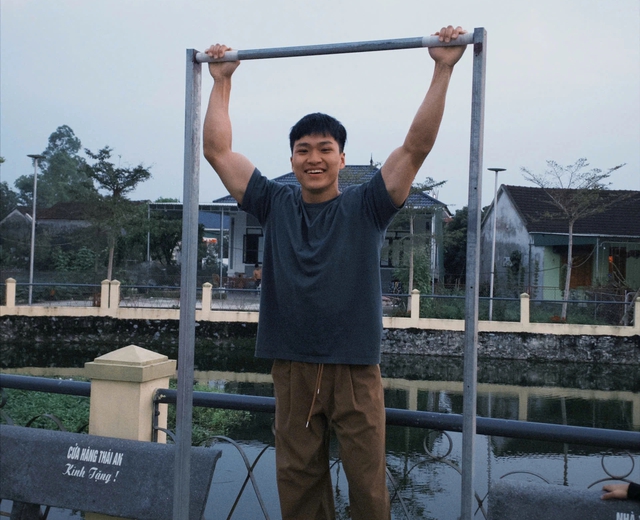 Chàng trai 6 năm tập thể hình ngoài đường phố vô địch cuộc thi sức bền - Ảnh 3.