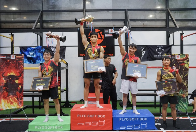 Chàng trai 6 năm tập thể hình ngoài đường phố vô địch cuộc thi sức bền - Ảnh 1.