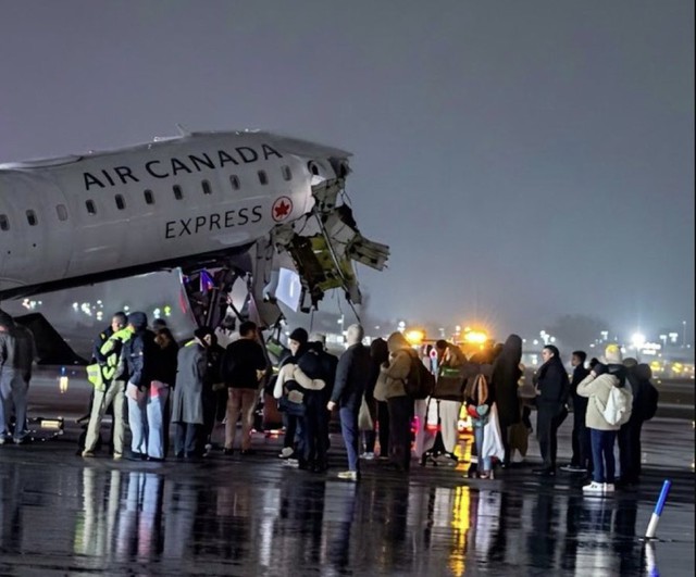 Máy bay Air Canada hạ cánh đâm vào xe cứu hỏa, buồng lái hỏng nghiêm trọng- Ảnh 1. Máy bay Air Canada hạ cánh đâm vào xe cứu hỏa, buồng lái hỏng nghiêm trọng- Ảnh 1.