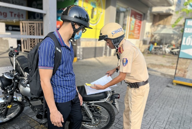 15 ph&uacute;t, hơn 100 xe m&aacute;y đi tr&ecirc;n vỉa h&egrave; Quang Trung bị CSGT TP.HCM phạt nguội- Ảnh 1.