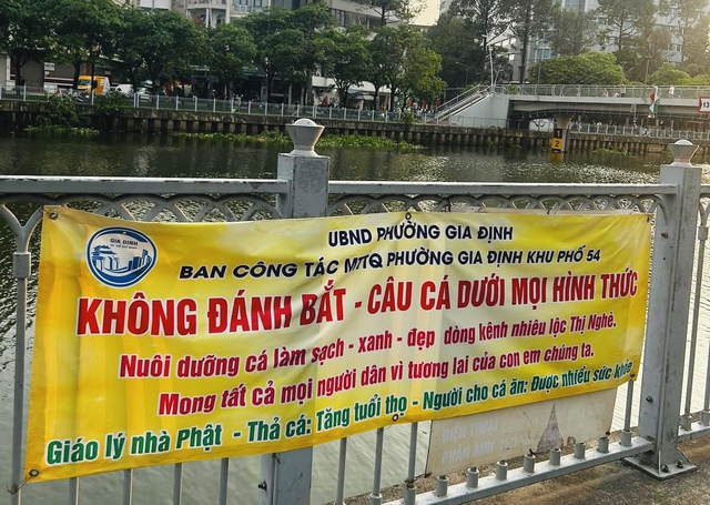 Thực hư băng rôn không câu cá ở kênh Nhiêu Lộc - Thị Nghè gây xôn xao - Ảnh 1.
