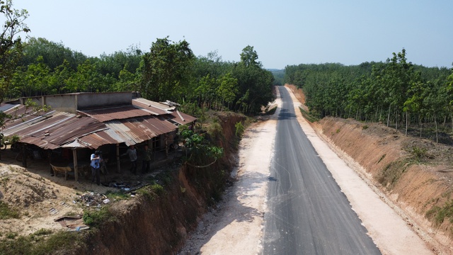 Đồng Nai: Th&ecirc;m tuyến đường thi c&ocirc;ng khiến nh&agrave; d&acirc;n ch&ecirc;nh v&ecirc;nh b&ecirc;n m&eacute;p vực s&acirc;u   - Ảnh 1.