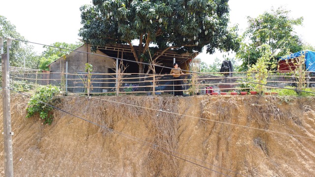 Đồng Nai: Th&ecirc;m tuyến đường thi c&ocirc;ng khiến nh&agrave; d&acirc;n ch&ecirc;nh v&ecirc;nh b&ecirc;n m&eacute;p vực s&acirc;u   - Ảnh 10.