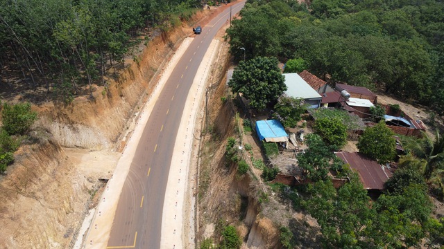 Đồng Nai: Th&ecirc;m tuyến đường thi c&ocirc;ng khiến nh&agrave; d&acirc;n ch&ecirc;nh v&ecirc;nh b&ecirc;n m&eacute;p vực s&acirc;u   - Ảnh 11.