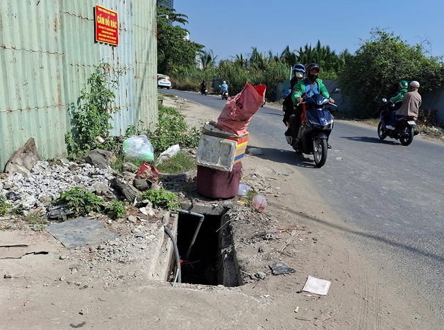 Hố ga mất nắp đậy- Ảnh 1.