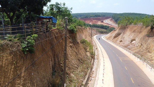 Đồng Nai: Th&ecirc;m tuyến đường thi c&ocirc;ng khiến nh&agrave; d&acirc;n ch&ecirc;nh v&ecirc;nh b&ecirc;n m&eacute;p vực s&acirc;u   - Ảnh 12.