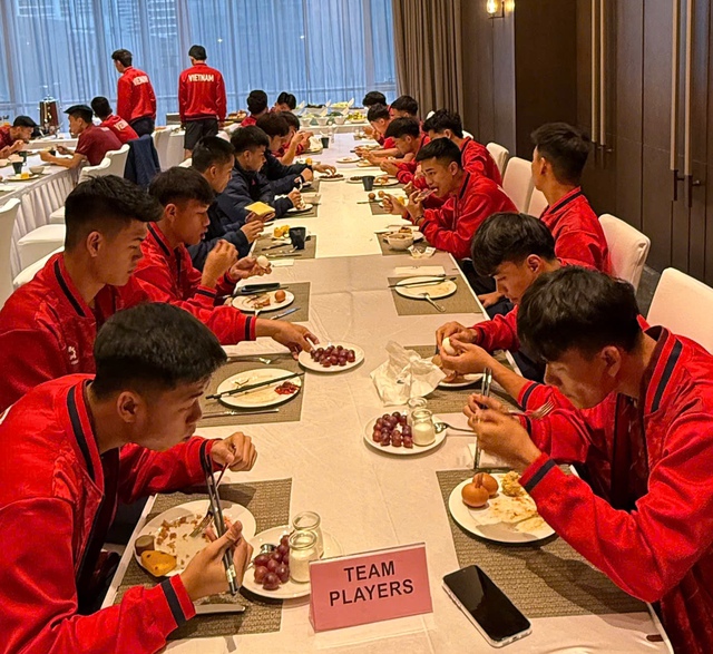 Phòng gym 'bé xíu', U.23 Việt Nam làm động thái bất ngờ tại Trung Quốc- Ảnh 2. Phòng gym 'bé xíu', U.23 Việt Nam làm động thái bất ngờ tại Trung Quốc- Ảnh 2.