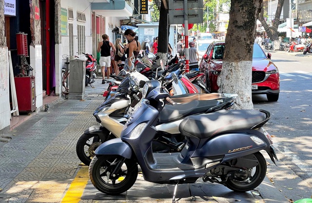 Đ&agrave; Nẵng gi&agrave;nh lại vỉa h&egrave;: Dẹp lấn chiếm nhưng h&agrave;i h&ograve;a sinh kế cho người d&acirc;n- Ảnh 2.