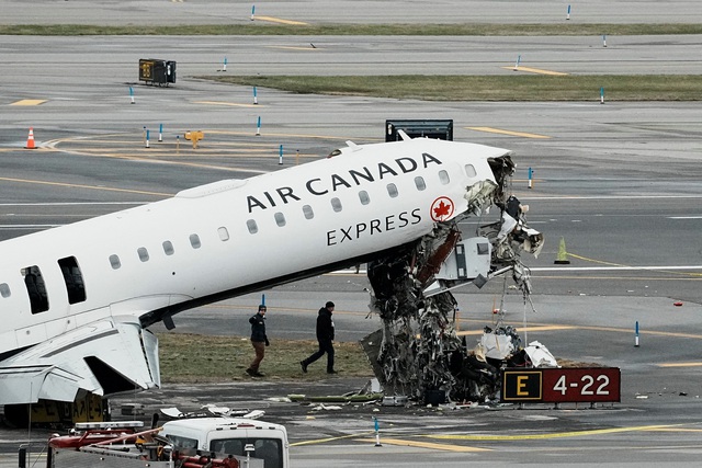 'Ph&eacute;p m&agrave;u' gi&uacute;p tiếp vi&ecirc;n Air Canada sống s&oacute;t vụ va chạm m&aacute;y bay kinh ho&agrave;ng - Ảnh 1.