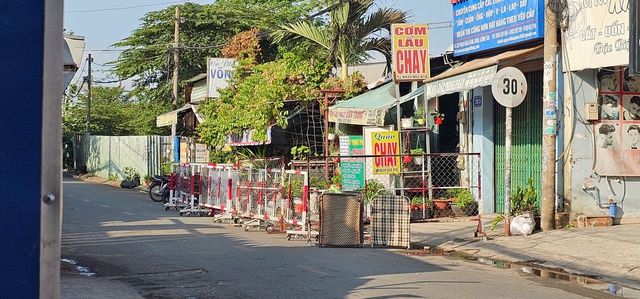 Vụ ch&aacute;y qu&aacute;n cơm chay khiến hai người tử vong: Nỗ lực d&ugrave;ng m&aacute;y cắt ph&aacute; cửa - Ảnh 1.