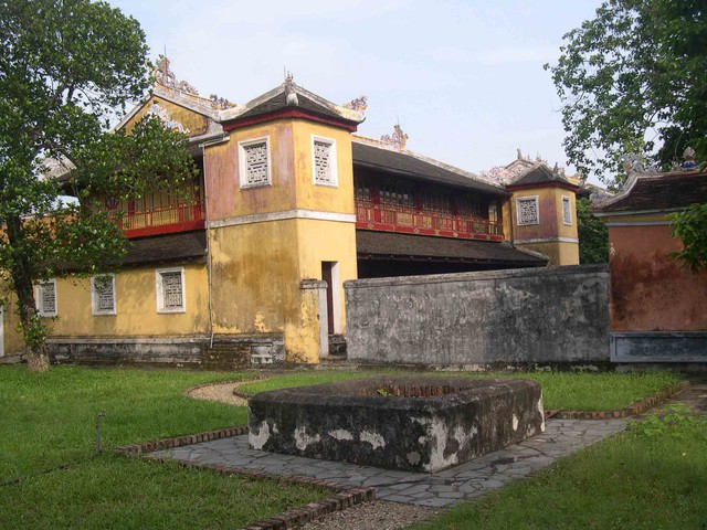 Triều Nguyễn một g&oacute;c nh&igrave;n kh&aacute;c: H&eacute; lộ chuyện hậu cung- Ảnh 1.