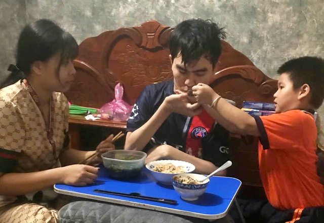 Vợ trẻ bồng bế, thức khuya chăm chồng suốt 5 năm d&ugrave; bị xua đuổi - Ảnh 3.