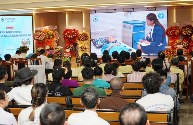 Bệnh viện Đ&agrave; Nẵng huy động hơn 21 tỉ đồng hỗ trợ người bệnh kh&oacute; khăn - Ảnh 1.