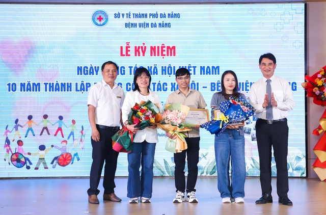 Bệnh viện Đ&agrave; Nẵng huy động hơn 21 tỉ đồng hỗ trợ người bệnh kh&oacute; khăn - Ảnh 2.