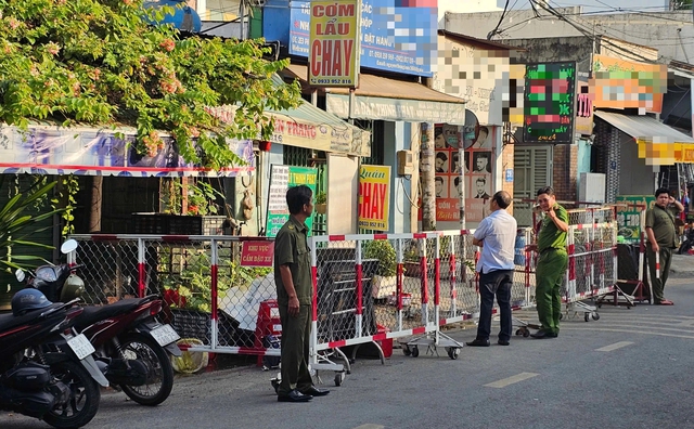 Vụ ch&aacute;y qu&aacute;n cơm chay khiến hai người tử vong: Nỗ lực d&ugrave;ng m&aacute;y cắt ph&aacute; cửa - Ảnh 2.