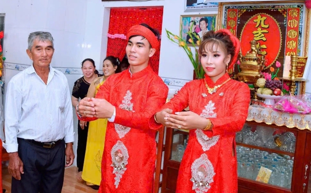 Vợ trẻ bồng bế, thức khuya chăm chồng suốt 5 năm d&ugrave; bị xua đuổi - Ảnh 4.