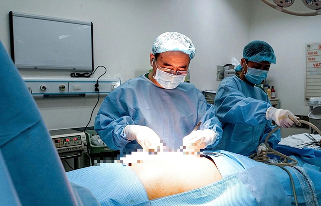 Gần 2 kg nội tạng 'di cư' l&ecirc;n ngực g&acirc;y xẹp phổi cụ b&agrave; - Ảnh 1.