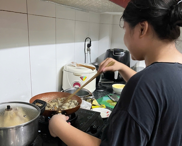 Gi&aacute; gas tăng cao: Người trẻ bắt đầu t&iacute;nh chuyện bỏ bếp gas- Ảnh 2.