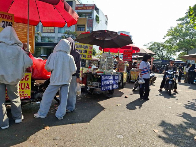 Bu&ocirc;n b&aacute;n tr&ecirc;n đường l&agrave;m &aacute;ch tắc giao th&ocirc;ng- Ảnh 1.