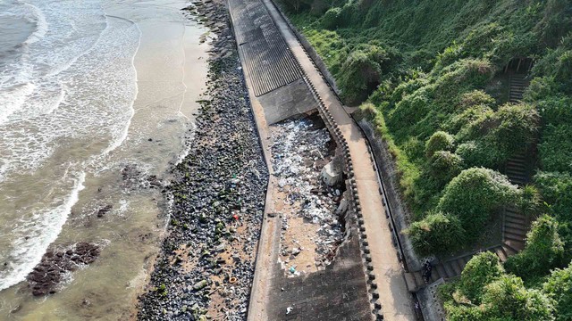 K&egrave; chắn s&oacute;ng sạt lở ngay s&aacute;t địa đạo Vịnh Mốc - Ảnh 1.