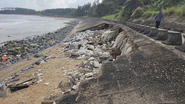 K&egrave; chắn s&oacute;ng sạt lở ngay s&aacute;t địa đạo Vịnh Mốc - Ảnh 2.