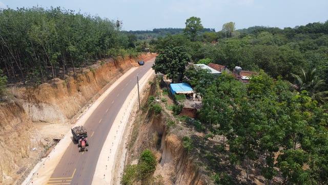 Chủ tịch Đồng Nai chỉ đạo xử l&yacute; vụ nh&agrave; d&acirc;n ch&ecirc;nh v&ecirc;nh b&ecirc;n m&eacute;p vực s&acirc;u - Ảnh 3.