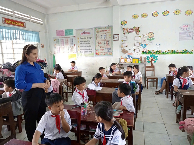 C&ocirc; gi&aacute;o mỹ thuật gi&uacute;p học sinh h&agrave;o hứng tham gia sinh hoạt đội Năm 2026 - Ảnh 1.