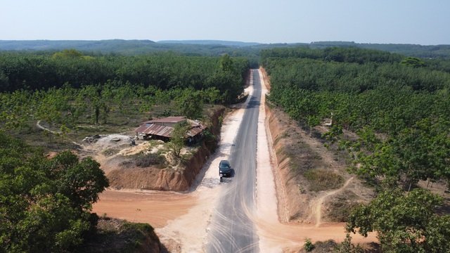 Chủ tịch Đồng Nai chỉ đạo xử l&yacute; vụ nh&agrave; d&acirc;n ch&ecirc;nh v&ecirc;nh b&ecirc;n m&eacute;p vực s&acirc;u - Ảnh 2.
