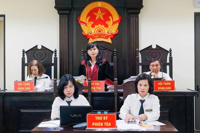 Bị x&eacute;t xử v&igrave; lạm thu tiền học th&ecirc;m 13 năm trước, cựu hiệu trưởng khai g&igrave;?- Ảnh 1.