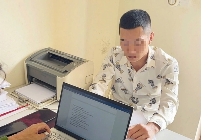 Triệu tập người cầm 2 vi&ecirc;n gạch h&agrave;nh hung nam shipper ở Hưng Y&ecirc;n - Ảnh 1.