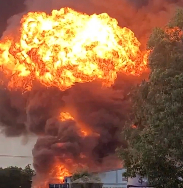 Ch&aacute;y lớn c&ocirc;ng ty sản xuất nước sơn ở TP.HCM - Ảnh 1.