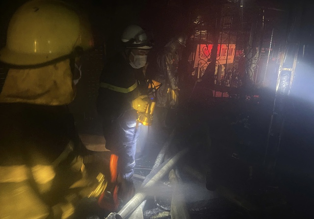 C&ocirc;ng an H&agrave; Nội tận dụng 'thời gian v&agrave;ng' cứu 7 người kẹt trong ng&ocirc;i nh&agrave; ch&aacute;y - Ảnh 1.