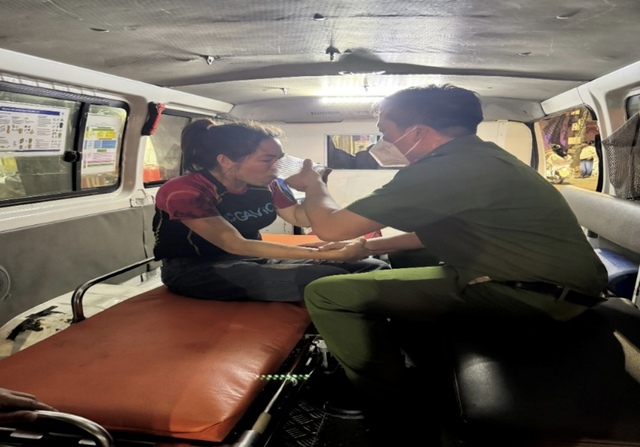 C&ocirc;ng an H&agrave; Nội tận dụng 'thời gian v&agrave;ng' cứu 7 người kẹt trong ng&ocirc;i nh&agrave; ch&aacute;y - Ảnh 5.