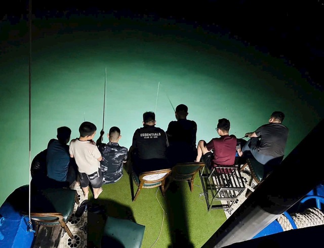 C&acirc;u mực đ&ecirc;m tr&aacute;i ph&eacute;p gia tăng tr&ecirc;n vịnh Hạ Long- Ảnh 2.