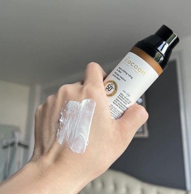 Top 7 kem chống nắng cho da mụn th&ocirc;ng tho&aacute;ng, kh&ocirc;ng g&acirc;y b&iacute;t tắc ng&agrave;y h&egrave;- Ảnh 8.