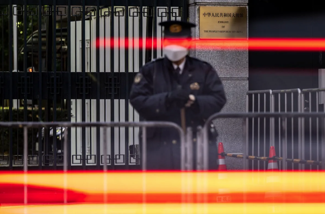 Binh sĩ Nhật x&ocirc;ng v&agrave;o sứ qu&aacute;n Trung Quốc đe dọa c&aacute;c nh&agrave; ngọai giao tại Tokyo - Ảnh 1.