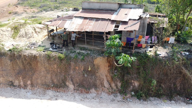 Chủ tịch Đồng Nai chỉ đạo xử l&yacute; vụ nh&agrave; d&acirc;n ch&ecirc;nh v&ecirc;nh b&ecirc;n m&eacute;p vực s&acirc;u - Ảnh 1.