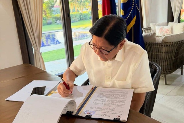 Philippines ban bố t&igrave;nh trạng khẩn cấp năng lượng quốc gia do chiến sự ở Trung Đ&ocirc;ng - Ảnh 1.