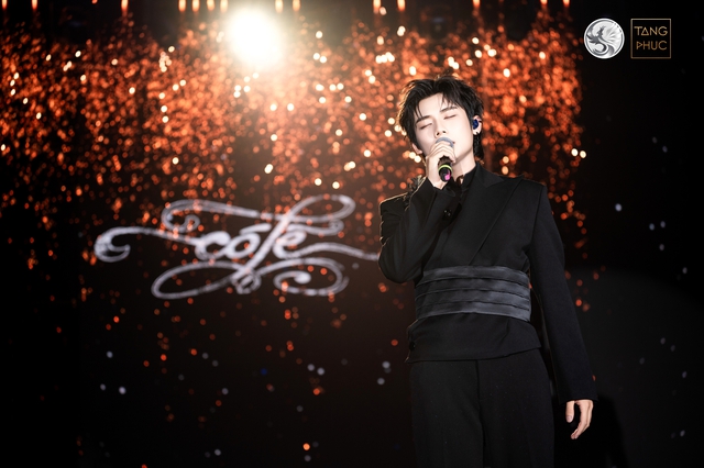 Tăng Ph&uacute;c l&agrave;m bạn nhảy 'chấn thương' khi khi&ecirc;u vũ - Ảnh 4.