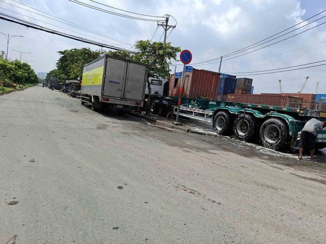 Tiệm rửa xe tr&ecirc;n đường - Ảnh 1.