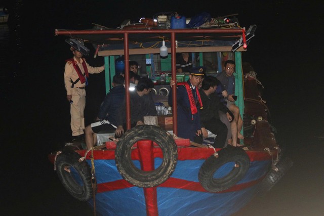 C&acirc;u mực đ&ecirc;m tr&aacute;i ph&eacute;p gia tăng tr&ecirc;n vịnh Hạ Long- Ảnh 1.