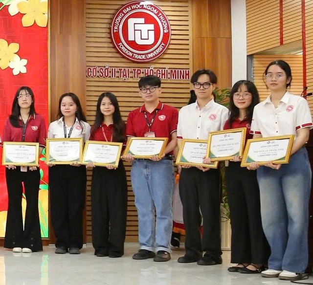 Nam sinh chuy&ecirc;n văn, tốt nghiệp thủ khoa ngoại thương với GPA 4.0/4.0 - Ảnh 3.