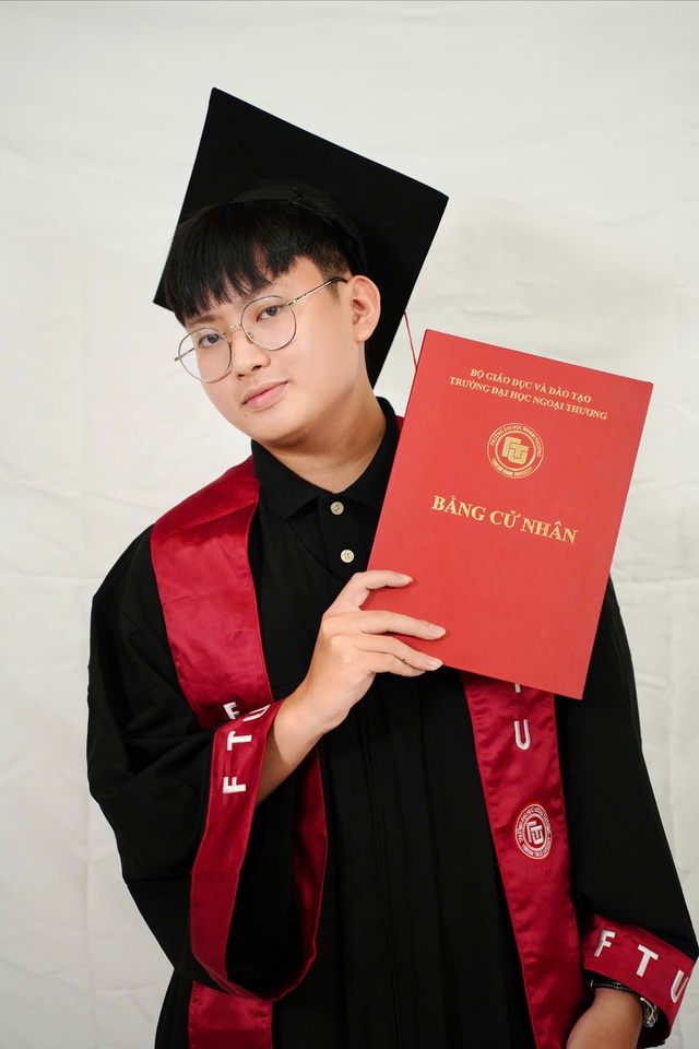 Nam sinh chuy&ecirc;n văn, tốt nghiệp thủ khoa ngoại thương với GPA 4.0/4.0 - Ảnh 1.