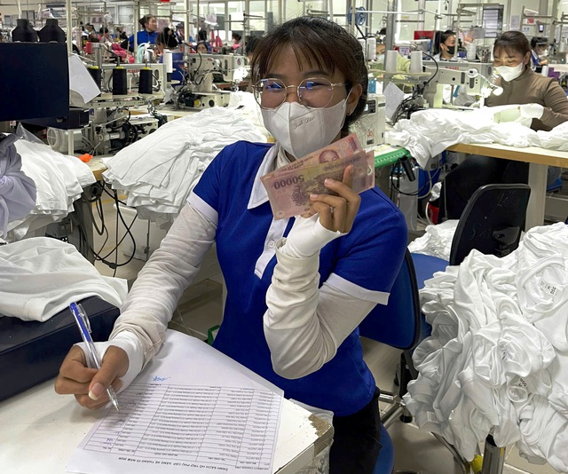 Đ&agrave; Nẵng: Doanh nghiệp 'tiếp sức' cho 1.000 c&ocirc;ng nh&acirc;n giữa cơn sốt gi&aacute; xăng- Ảnh 2.