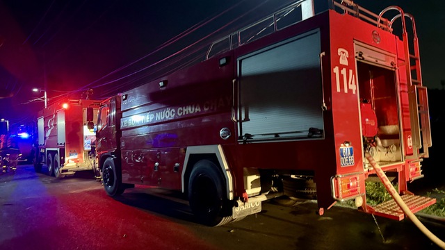 Ch&aacute;y lớn c&ocirc;ng ty sản xuất nước sơn ở TP.HCM - Ảnh 4.