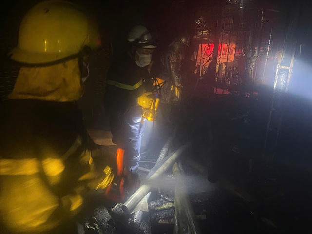 Người đ&agrave;n &ocirc;ng kể gi&acirc;y ph&uacute;t bắc thang cứu 7 người trong vụ ch&aacute;y ở H&agrave; Nội- Ảnh 1.