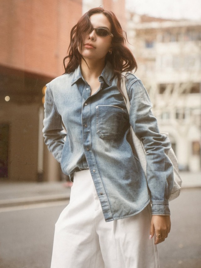 Phối đồ mùa hè thật năng động cùng áo sơ mi denim  - Ảnh 3.